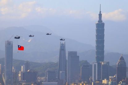 Helicópteros militares taiwaneses transportan una bandera nacional durante los ensayos del desfile por el día nacional el próximo día 10.
