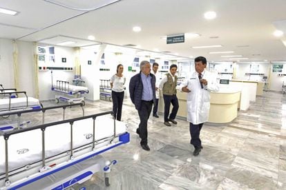 López Obrador recorre la Supervisión de Infraestructura Hospitalaria IMSS-Insabi en el Hospital General, el 3 de abril de 2020 en Ciudad de México.