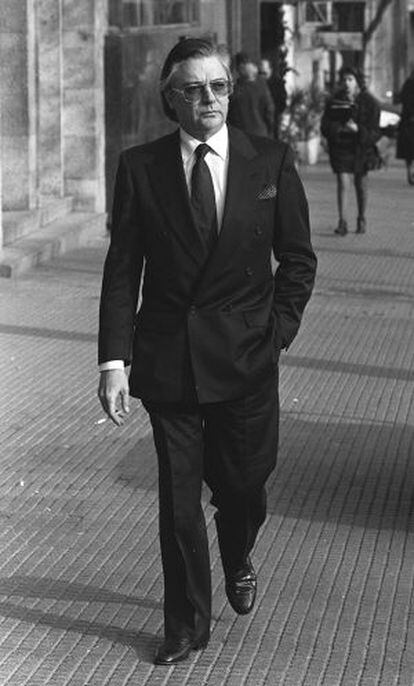 Francisco Paesa pasea por una calle de Madrid, en el a&ntilde;o 1991.