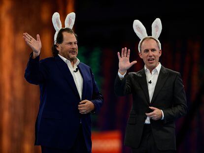 Marc Benioff (a la izquierda) y Bret Taylor, codirectores generales de Salesforce, durante una conferencia de septiembre pasado en San Francisco (California).