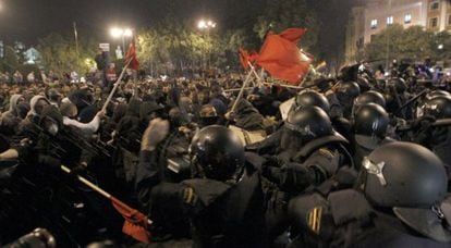 Enfrentamiento entre polic&iacute;a y manifestantes en la protesta de Rodea el Congreso. 