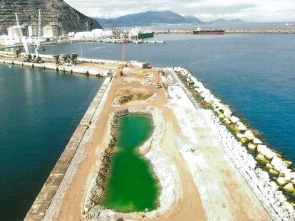 Obras en la prolongaci&oacute;n del dique de Punta Sollana, en el puerto de Bilbao.
