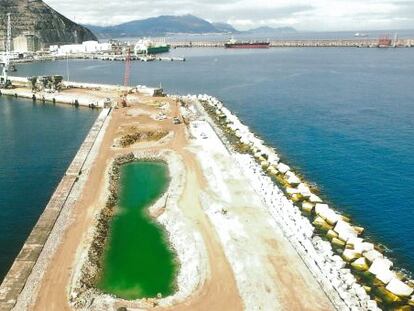 Obras en la prolongaci&oacute;n del dique de Punta Sollana, en el puerto de Bilbao.