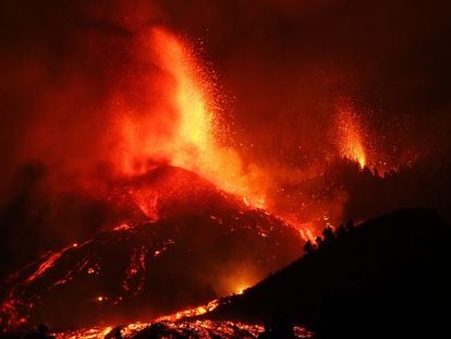 Una de las bocas eruptivas expulsa lava y piroclastos en la zona de Cabeza de Vaca, a 19 de septiembre de 2021, en El Paso, La Palma.