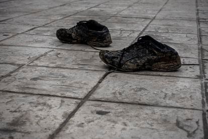Los zapatos de un hombre deportado, abandonados tras ser dejado en territorio mexicano por las autoridades de Estados Unidos. 