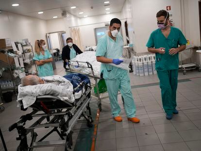 El enfermero Filipe Orfao, en la sala de urgencias del hospital Santa María de Lisboa el pasado viernes 21.