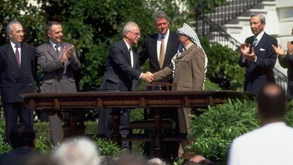 Isaac Rabin y Yasir Arafat se dan la mano tras firmar los Acuerdos de Oslo, en la Casa Blanca en 1993.