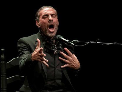 El cantaor Pedro “El Granaíno”, durante su espectáculo “Maestros”, que ha tenido lugar este lunes en el teatro Lope de Vega de Sevilla y que está enmarcado en la Bienal de Flamenco que se celebra estos días en la capital andaluza. EFE/ Raúl Caro