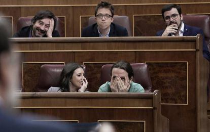 Diputados de Podemos atienden a la intervención del presidente del Gobierno, Mariano Rajoy.