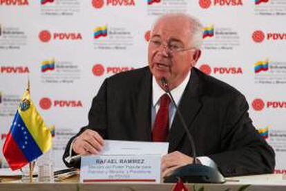 El ministro de Energía y Petróleo y presidente de Petróleos de Venezuela (PDVSA), Rafael Ramírez, habla tras una reunión con Alexander Muranov (fuera de cuadro), vicepresidente de la junta de Gazprombank de Rusia, en Caracas (Venezuela).