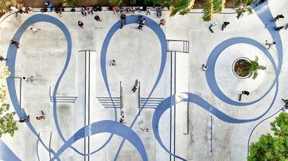 Vista cenital de la pista de skate con la obra 'Flow', en el parque Papagayo de Acapulco.