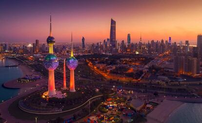 Vista de la ciudad de Kuwait al atardecer.