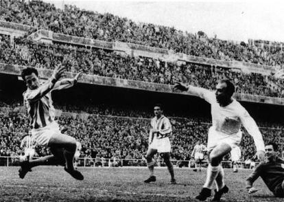 Di St&eacute;fano, en un partido del Real Madrid en los a&ntilde;os sesenta.