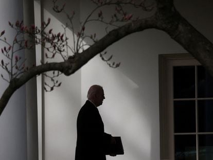 El presidente Biden camina hacia la oficina oval, en la Casa Blanca, el pasado 27 de febrero.