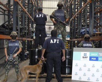 Soldados y agentes federales posan con el decomiso.