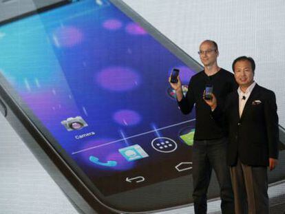 Andy Rubin (Google) y J.K. Shin (Samsung) presentan el Galaxy Nexus con el nuevo sistema operativo Android 4.