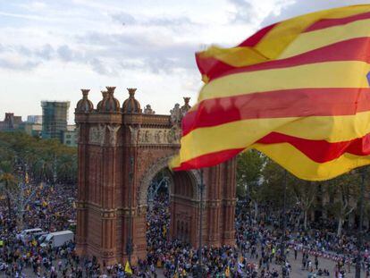 Concentración en las inmediaciones del Parlamento de Cataluña, en Barcelona, el 10 de octubre.