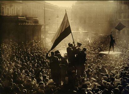 Proclamaciónn de la II República en la Puerta del Sol (Madrid), el 14 de abril de 1931. 