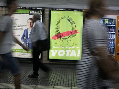 Campa&ntilde;a publicitaria a favor del refer&eacute;ndum en una estaci&oacute;n de tren de Barcelona