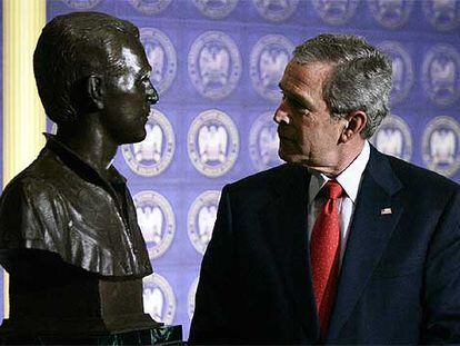 El presidente George W. Bush observa un busto de bronce de sí mismo en Washington.