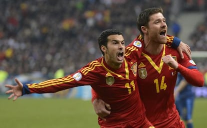 Xabi Alonso celebra con Pedro el tanto del canario.