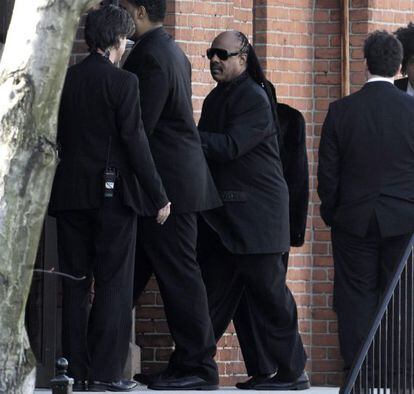 Stevie Wonder entra en la iglesia baptista de New Hope.