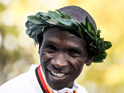 Eliud Kipchoge, coronado este domingo como ganador del maratón de Berlín con el récord en la distancia.