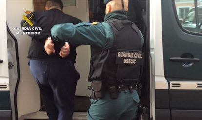 Agentes de la Guardia Civil durante la detenci&oacute;n de uno de los integrantes de la red.