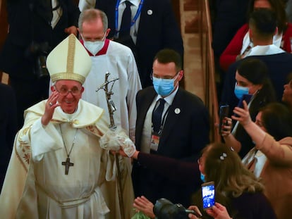 El papa Francisco saluda a sus fieles, en la catedral de Saint Joseph, este sábado en Bagdad.