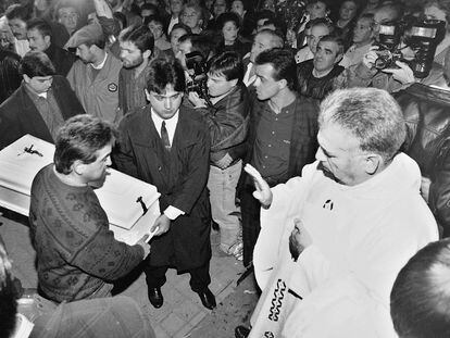 Llegada a la iglesia de los restos del niño Fabio Moreno, asesinado a los dos años por ETA tras explotar una bomba en el coche de su padre, en noviembre de 1991 en Erandio (Bizkaia).