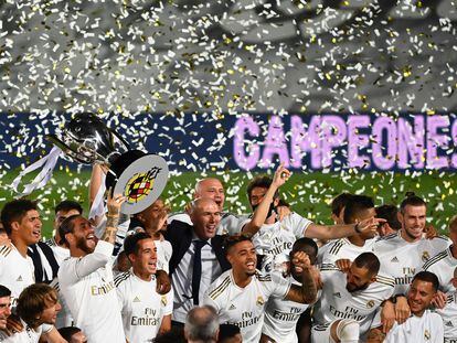 La plantilla del Real Madrid celebra el título en Valdebebas.