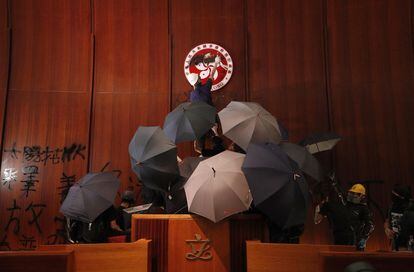 El Movimiento de los Paraguas protesta en el Consejo Legislativo de Hong Kong contra el proyecto de ley de extradición el 1 de julio de 2019.