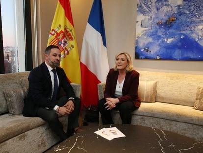 El líder de Vox, Santiago Abascal, y la francesa Marine Le Pen, en Madrid, durante la cumbre "Defender Europa", en enero de 2022.