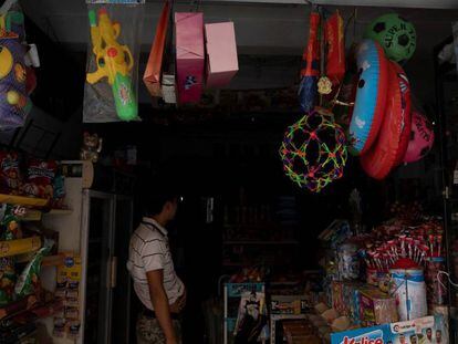 Una tienda 24 horas afectada por el apagón en el centro de Santa Cruz de Tenerife. En vídeo, la isla recupera la vida después de casi nueve horas sin luz.