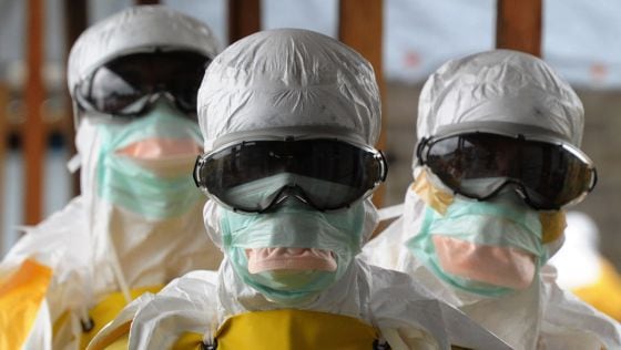 Trabajadores de Médicos sin Fronteras, en agosto en Monrovia.