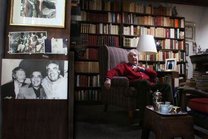 El escritor colombiano, Álvaro Mutis, en su casa de México D. F.