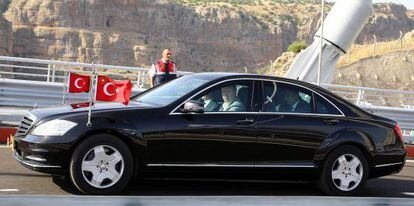 El presidente turco, Tayyip Erdogan, conduce su coche oficial, ayer en Adiyaman, sureste de Turqu&iacute;a.  