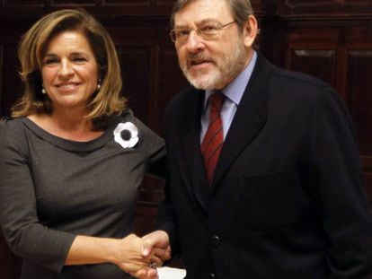 Ana Botella saluda a Jaime Lissavetzky, esta mañana en su despacho.