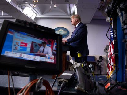 El presidente Donald Trump se dirige a los ciudadanos el pasado 5 de noviembre, en la comparecencia que interrumpieron varios medios.