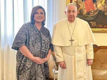 Xóchitl Gálvez con el papa Francisco, en Ciudad del Vaticano, el 14 de febrero de 2024, en una imagen compartida por la candidata en redes sociales.