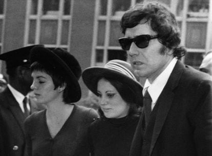 Las hijas de Judy Garland, Liza Minnelli y Lorna Luft, con el último marido de la actriz, Mickey Deans, en su funeral, en 1969.