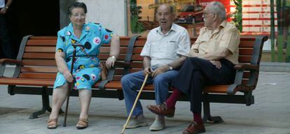 Tres personas mayores, sentadas en un banco.