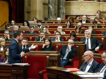 El presidente de la Generalitat, Pere Aragonès, responde una de las preguntas de la pasada sesión de control en el Parlament.