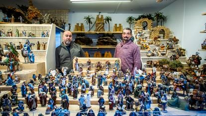 Lino Ferreira y David Ponce (de izquierda a derecha), artesanos de figuras de belenes, en su puesto de la Plaza Mayor, en Madrid.