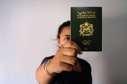 Una vecina nacida en Melilla muestra el pasaporte marroquí que posee: