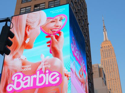 Cartel digital con Margot Robbie como 'Barbie' en Nueva York.