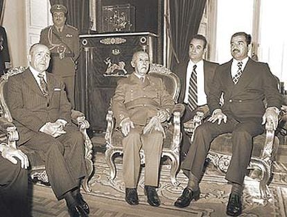 El general Franco, con el entonces vicepresidente de Irak, Sadam Husein, y Carlos Arias Navarro, presidente del Gobierno, en el palacio de El Pardo (diciembre de 1974).