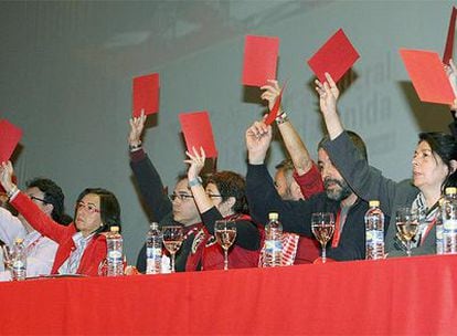 Inés Sabanés (d) y Rosa Aguilar durantes las votaciones de la IX Asamblea de la coalición para nombrar sucesor de Gaspar Llamazares