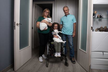 La familia Rodríguez Dotor en su domicilio en Madrid. De izquierda a derecha, Mar, Raquel y Juan Carlos.