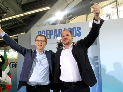 Alberto Núñez Feijóo, a la izquierda, en una visita al País Vasco en marzo de 2022 junto al presidente del PP vasco, Carlos Iturgaiz.